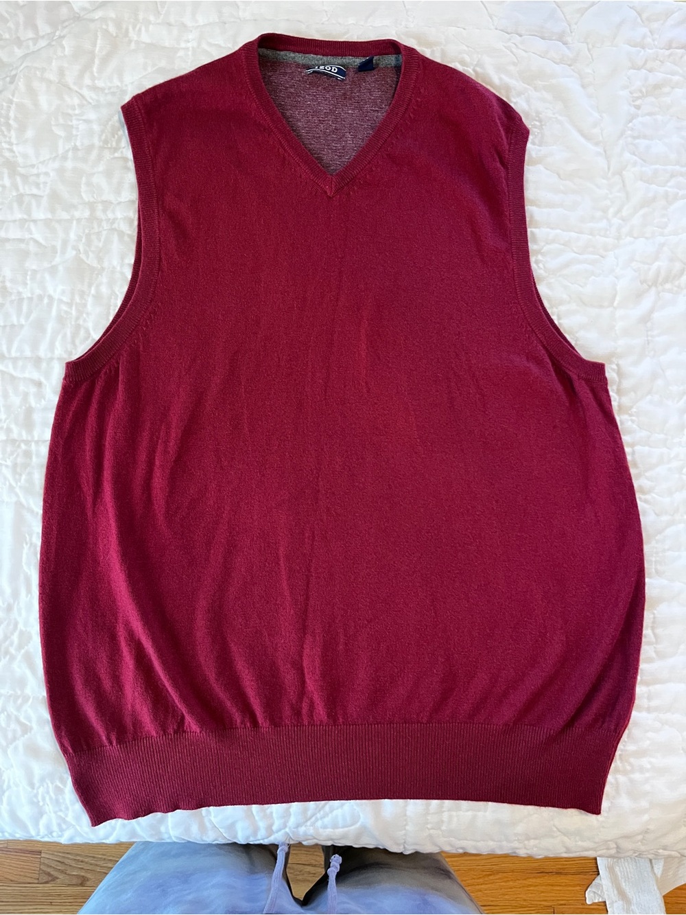 Izod Men's V-Neck Sweater Vest in Burgundy